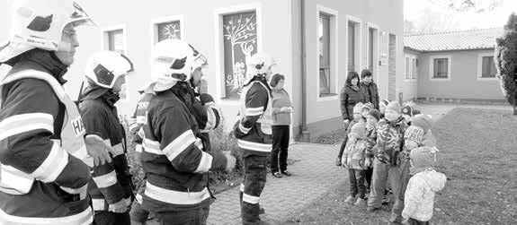 Pondělí 6. listopadu 2017 ZPRÁVY ZE SLOVÁCKA 3 To je pech. Práce v Boršické ulici se asi protáhnou do zimy Město Hluk si řeklo navíc o lampy a datová vedení HLUK Přesně za měsíc, 6.