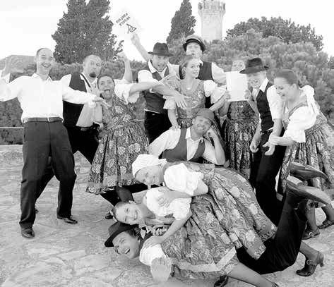 třída, rok 1955. Zaslal Josef Hamada ze Starého Města Mateusz Dworski / sochy a kresby, Galerie Slováckého muzea Uherské Hradiště, do 7. 1. 2018 odlétala v úterý, se pak všichni přidali v Larnace ve středu po obědě.