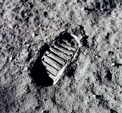5 Přistání na měsíci Apollo 11 je označení amerického pilotovaného kosmického letu programu Apollo, během něhož 20. července 1969 lidé poprvé stanuli na povrchu Měsíce.