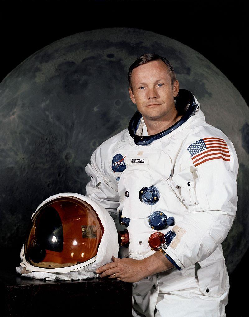 5.1. Neil Armstrong Neil Alden Armstrongbyl americký pilot, astronaut a univerzitní profesor. Byl prvním člověkem, který vstoupil na povrch Měsíce.