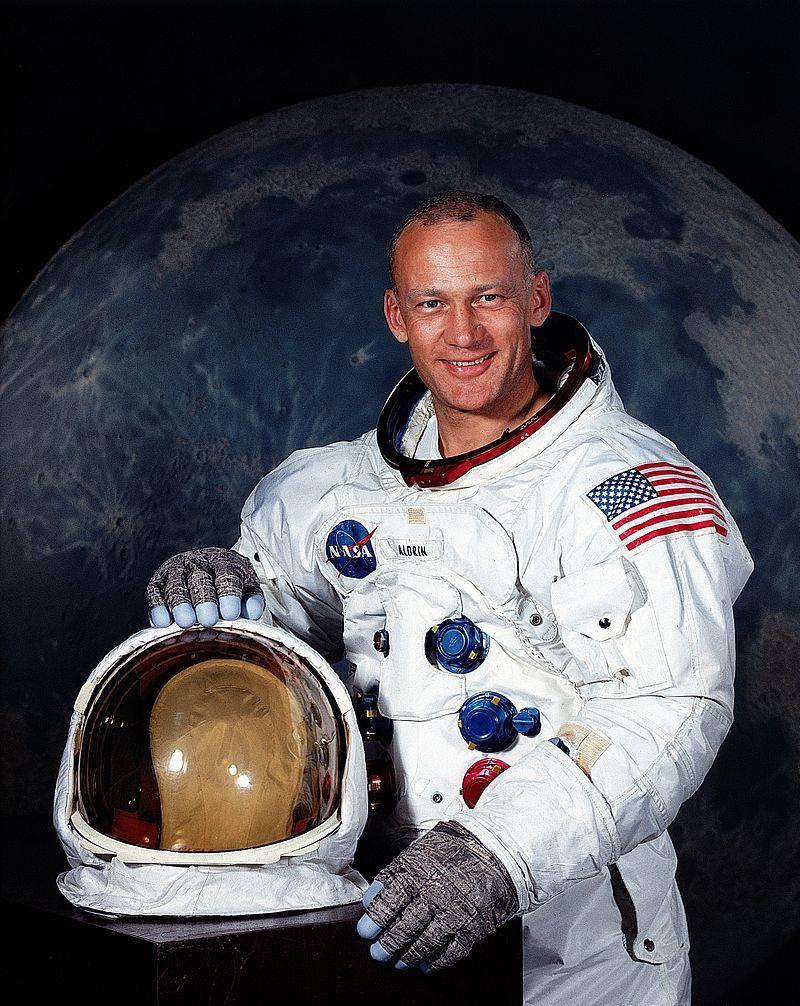 5.2. Edwin Aldrin Buzz Aldrin rozený Edwin Eugene Aldrin, Jr., plukovník USAF v. v., je bývalý americký vojenský pilot a astronaut. Stal se druhým člověkem, který vstoupil na povrch Měsíce.