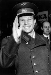 3 Jurij Gagarin Jurij Alexejevič Gagarin byl sovětský kosmonaut, první člověk, který vzlétl do vesmíru. Ke svému kosmickému letu odstartoval 12. dubna 1961 v lodi Vostok 1 z kosmodromu Bajkonur.