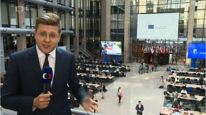 proti stoupencům referenda. Některé záběry zachycují policisty zasahující proti bezbranným, někdy i ženám.