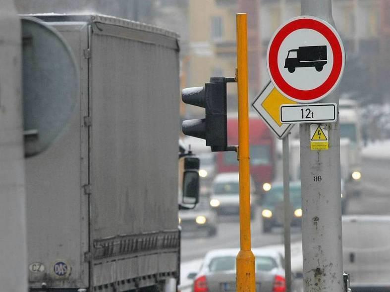 Omezení nákladní dopravy První omezení kamionů spočívající v přerušení alternativní