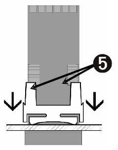 Montáž Fixační objímku posuňte směrem k montážnímu panelu, až její pružné konce zapadnou do západek v krytu přístroje.