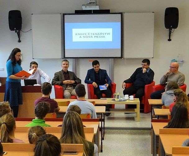 KNIHY MÉHO SRDCE Ve středu 15. listopadu na naší škole proběhlo diskusní setkání výjimečných hostů. Navštívil nás Prof. PhDr. Jiří Trávníček, Mgr. Roman Skřepek, Mgr. Radim Ošmera a Mgr. Ondřej Tomek.