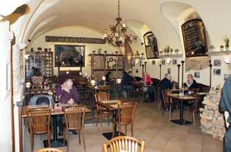Ty jsou vymalovány pastelově žlutou a velká francouzská okna v první místnosti mají podobně zbarvené závěsy. Osvětlení tvoří klasické mléčné koule v originálních železných svítidlech.