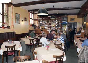 Potrefená husa Resslova Trochu v jiném duchu než vyloženě neokázalém a civilním je vybudována síť značkových restaurací pivovaru Staropramen Potrefená husa.