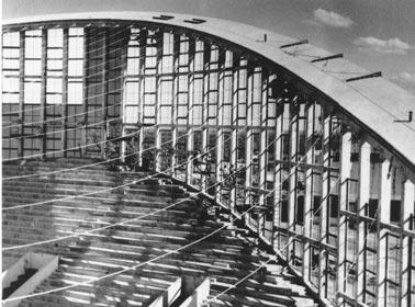 V neposlední řadě nelze opomenout krásný architektonický vzhled tohoto typu zastřešení. Příkladem mohou být uvedené realizace od 50. let minulého století ale i novodobé, viz. [2]. Na obrázku 1.
