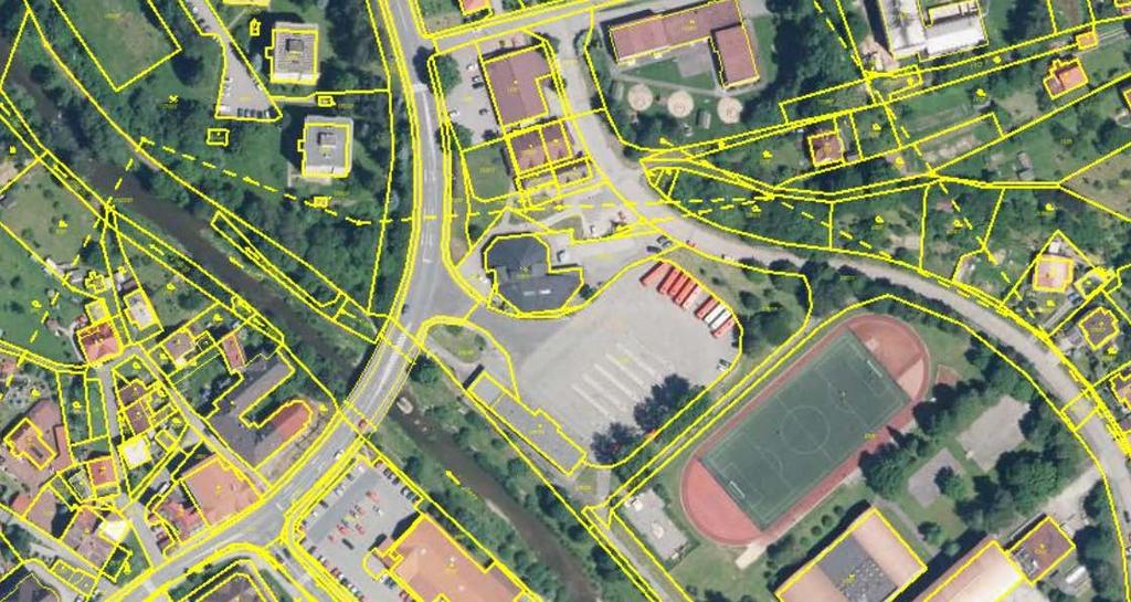 Urbanistické a krajinné aspekty Řešené území v současné době představuje klasické postsocialistické autobusové nádraží rozsáhlé zpevněné plochy se zastávkami pochybné kvality, na okrajích doplněné o
