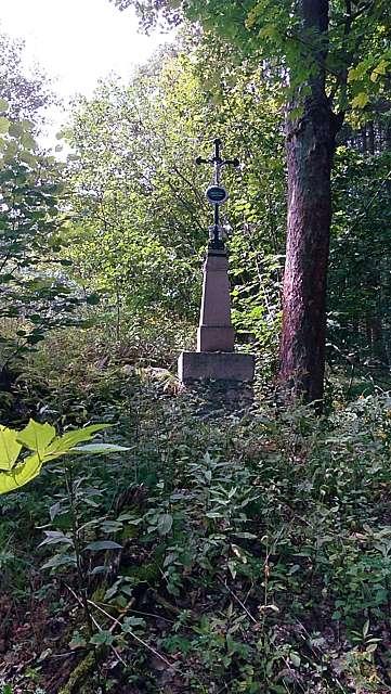 Postupně s jazykem na vestě přicházíme do Vimperka. Hospody s jídelnou jsou již zavřené. Naštěstí naproti nádraží je hospůdka zvaná vagon. Ukrutně to tam smrdí cigaretovým kouřem.