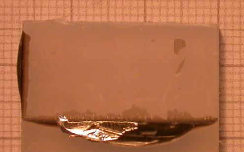 21 zobrazuje lepený spoj po tahové zkoušce, polypropylen byl upraven zdrsněním brusným papírem.