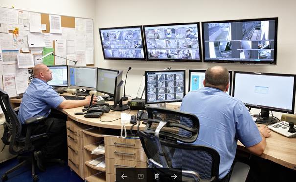 Zobrazení připojených městských kamer se děje na operačním dispečinku s 24hod.službou Zde se provádí online monitoring celého systému.