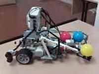 týmy při plnily úkol Střelnice. Roboti měli na hrací ploše 20 míčků čtyř různých barev, které museli umístit do barevně shodné části terče.