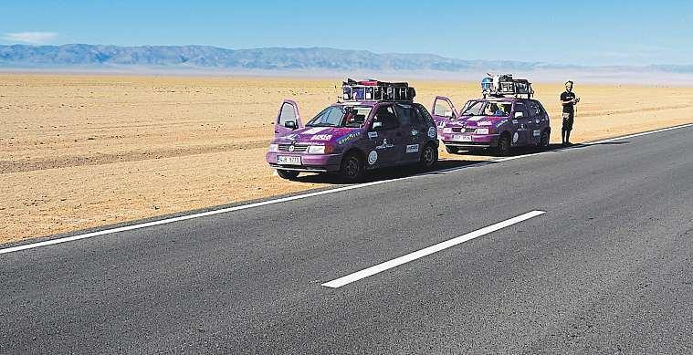 Tři soutěžní posádky třebíčského Piknikova klubu uspěly vmezinárodním recesistickém acharitativním závodu Mongol Rally, když v obstarožních volkswagenech ujely 17 500 kilometrů zlondýna do cíle