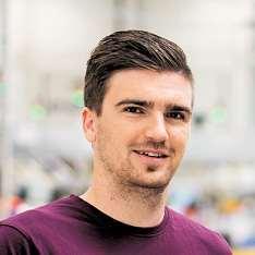 desetiletí práci mnoha obyvatelům Šumavy. Teď už však toto řemeslo z hor téměř vymizelo. Jedno zmála míst, kde funguje sklářská huť, jsou Kašperské Hory.