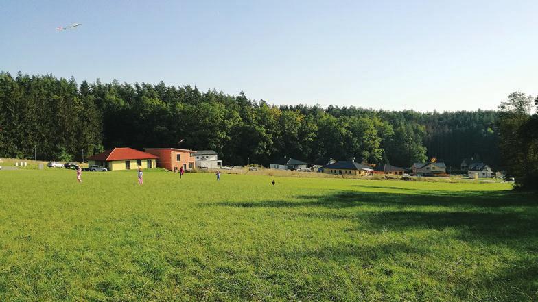 října na další ročník drakiády pořádané Uliťáky na Zborovcích. Své výtvory ve vzduchu předvedli jak nejmenší, tak i senioři.