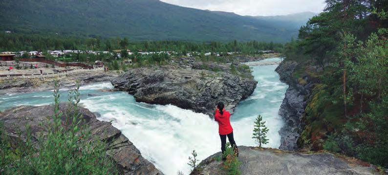 Odpoledne zajímavosti náhorní plošiny Hardangervidda a vodopád Vöringfoss. Ubytování poblíž Eidfjordu a městečka Voss 4.