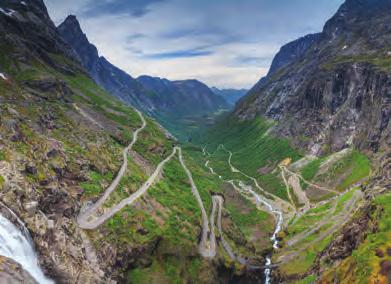 Zlatá cesta: peřeje Donfoss, dechberoucí vyhlídka Dalsnibba 1476; Geirangerfjord a možnost vyjížďkou lodí (320 NOK), trajekt Eidsdal-Linge, peřeje a vodopád Gudbrandsjuvet a vyhlídky na Trollské