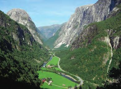 den: Cílem je okruh oblastí Nordmøre (ostrovy a poloostrovy severně od Andalsnes): busem na trajekt Afarnes- Solsnes; kouzelná vyhlídka u Molde na pevninu. Farstad, túra na panoram.