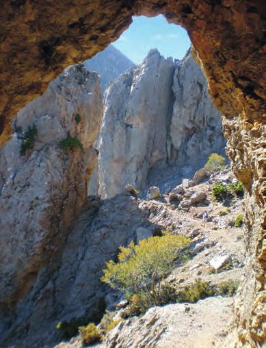 svěží, všudykvetoucí příroda, ostrov doslova oslňuje krásou. pláž Marmara Chóra Sfakion z výstupu na Gingilos sestup do sedla 40 41 4.