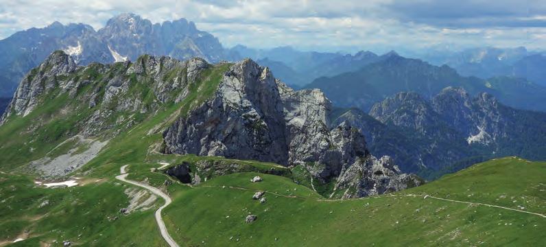 den: Busem k odbočce k charizmatické dominantě Mangart (2679), odvoz mikrobusy (10 /os.) k parkovišti (1906), odtud náročnější túra na vrchol s nezapomenutelným kruhovým rozhledem.