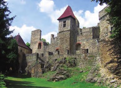 zdatnější mohou i nahoru Vycházka ke Klácelce: reliéfní výzdoba skal od sochaře Václava Levého, zajímavá jeskyňka, přejezd Hrad Kokořín (80,-Kč základní vstupné / 50,-Kč senioři nad 65 let):