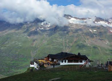 den: Z Matrei (1030) lanovkou (~24 ) na Goldried (2156). Nezapomenutelná, asi 3- až 4-hod. vyhlídková trasa po Europa Panoramaweg, sjezd do Kalsu, bus přejede.