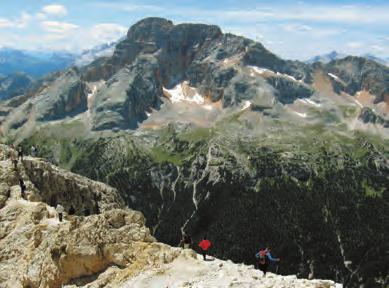 atraktivní třítisícové masívy skupin Sorapis, Civetta a Monte Pelmo, výběr je doplněn i jednou túrou ve skupině centrálních Dolomit Sellagruppe.