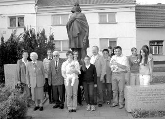 Pietní akt byl zakončen českou hymnou. Starosta Josef Bazala a místostarosta Radoslav Malina položili k památníku kytici červených karafiátů. Foto: S hlavním proslovem vystoupil starosta Josef Bazala.