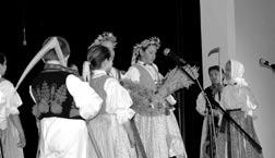28 Kultura Staroměstské noviny 6/10 DOLINEČKA V POŘADU VANDROVALI HUDCI Dětský folklorní soubor při Základní škole Staré Město DO- LINEČKA připravil se svými vedoucími zajímavý pořad Vandrovali hudci.