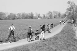 Staroměstské noviny 6/10 Zprávy z radnice 3 Ve směru od Huštěnovic přijížděly desítky cyklistů.