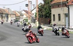 Karel Kalina skončil na posledním šestnáctém místě se ztrátou dvě kola, když motocykl do cíle dotlačil. Karel Kalina si vše vynahradil v závodě Supermono, kde skončil na vynikajícím druhém místě.