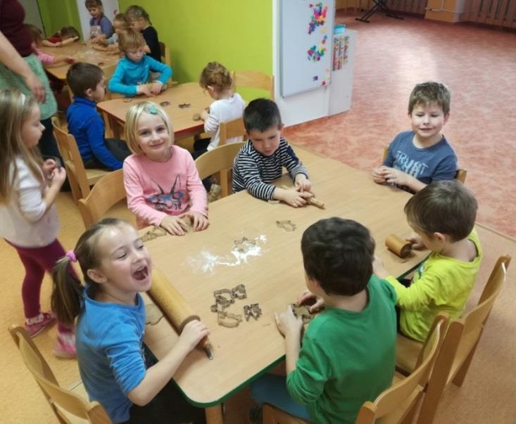 VÁNOČNÍ ČAS Během prvního pololetí jsme si užily plno legrace, namalovali jsme plno krásných