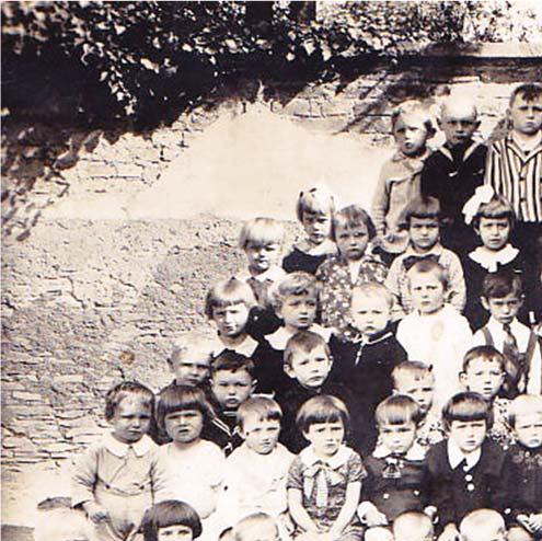 Z minulosti Rožďalovic ze dne 29. srpna 1894 č. 27455. Ještě téhož roku bylo přijato 105 dětí. První učitelkou byla S. M. Kateřina Frejlachová, která zde působila do roku 1903.