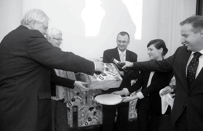 Obsah 1 Úvod, idea a poslání Tandemu 1.1 Úvod Rok se s rokem sešel a je opět čas na krátké ohlédnutí za činností Tandemu. Rok 2012 byl pro Tandem mimořádně náročný, ale zároveň mimořádně úspěšný.