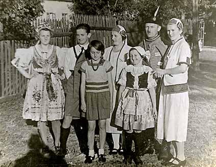 Příběh rodiny Smržovy Jaroslav Smrž odvezl bratrovo kolo ještě týž den ke své sestře Antonii Bejčkové s tím, že by si jej ráno opět vyzvedl.