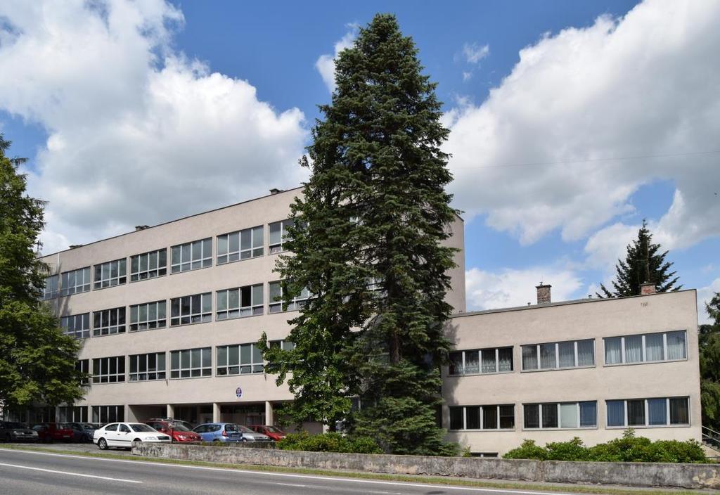 Do sítě škol, předškolních zařízení a školských zařízení bylo Gymnázium Josefa Božka, Český Těšín, příspěvková organizace (dále jen gymnázium) zařazeno rozhodnutím MŠMT č. j.12783/96-61-07 ze dne 2.