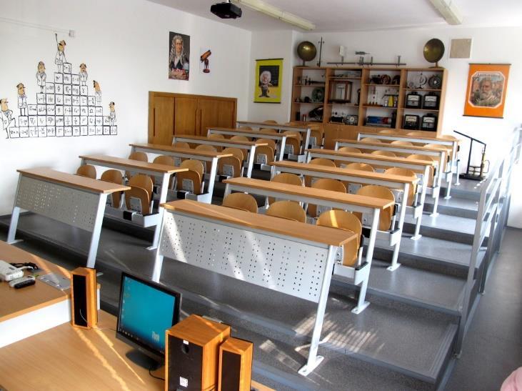 3. Učebny Gymnázium má ve vztahu k počtu žáků a k realizovaným vzdělávacím programům odpovídající prostorové podmínky.