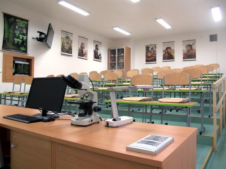 V průběhu školního roku žáci využívali malou tělocvičnu, gymnastický sál a posilovnu. Některé hodiny probíhaly v tělocvičně Albrechtovy střední školy.