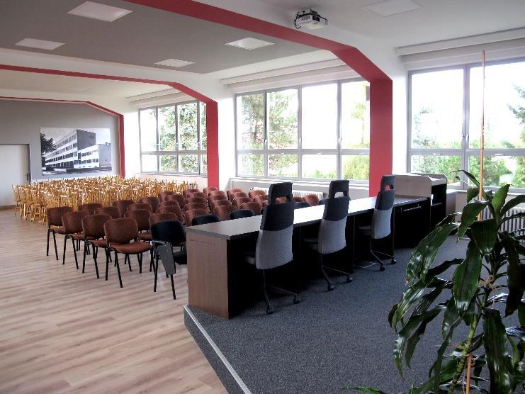 V průběhu školního roku 2016/2017 disponovalo gymnázium 25 kmenovými a odbornými učebnami (přírodovědná učebna, učebna fyziky, učebna biologie, učebna dějepisu, učebna