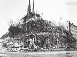 Až půjdete po se dá ono místo určit do- Adolf Loos (1870-1933) Kounicově ulici, zahněte narodil v Brně, se ví. Jenže k hotelu Continental. Na kde?