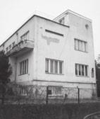 Po okupaci spojeneckými vojsky v roce 1968 následovalo 21 let socialismu, včetně všech jeho záporných i kladných atributů. Po okupaci Němci v roce 1939 následoval masakr.