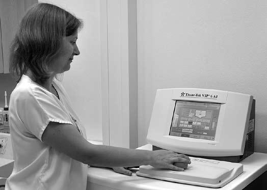 Instalace klimatizace přišla na více než dvě stě dvacet tisíc korun, z toho sto šedesát tisíc uhradil Nadační fond pro rozvoj vsetínské porodnice. Impulzem byla přání samotných maminek.