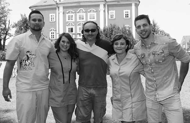 Už teď mám pořádnou trému. Doufám, že to zvládnu, držte mi palce, dodává s úsměvem Miriam Valchářová. Absolvovala již soustředění v Dětenicích, kde se konala zkouška oděvů a focení kalendáře.