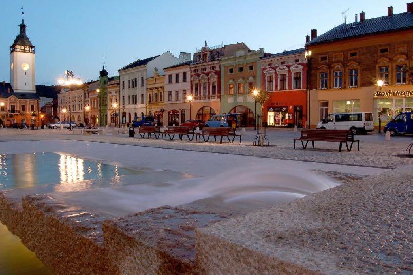 Sportovní centrum a město Hranice Sportovní centrum Naparia se nachází v městě Hranice na Moravě. Hranice jsou město v okrese Přerov v Olomouckém kraji 23 km severovýchodně od Přerova.