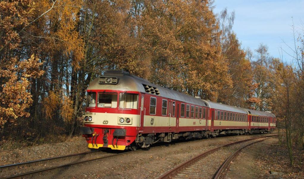 1.4 Rozsah provozované drážní dopravy 1.4.1 Trať Kladno - Rakovník Obrázek 15: Rychlík Praha Kladno Rakovník v čele s mot. vozem ř. 854 při výjezdu z Kladna Zdroj: www.k-report.net 1.4.1.1 Osobní doprava V současné době slouží trať Kladno - Rakovník převážně osobní dopravě.
