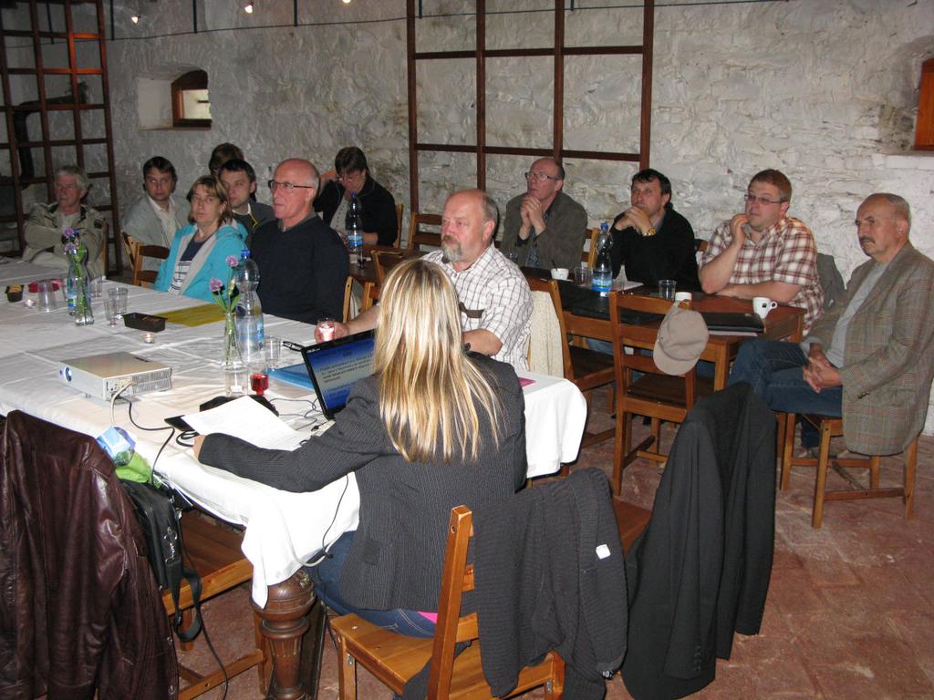 Z jednání VH MAS Radbuza Dne 4.6.2013 se v prostorech zámku Rochlov konalo druhé letošní jednání Valné hromady MAS. Poprvé byl pro konání zvolený jiný prostor, než zasedací místnost MěÚ v Dobřanech.