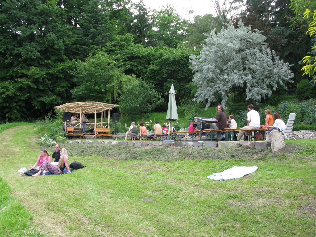 2013 cestu stovky nejen místních návštěvníků, tedy počet srovnatelný s nejzaběhlejšími akcemi, které se v klášteře pravidelně konají.