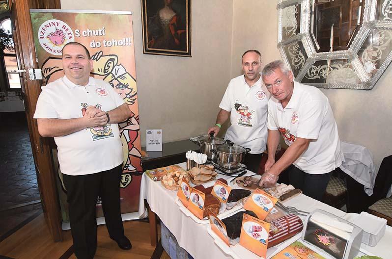 Přímo na místě ocenili Cenou novinářů přítomní zástupci médií tři potraviny, které jim zachutnaly nejvíc Bramborové placky s náplní makovošvestkovou z pekařství Antonín Halouzka, Carpaccio od Maso